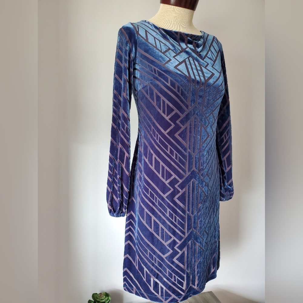 VINCE CAMUTO crushed velvet geometric dress. Size 6 - Picture 2 of 10